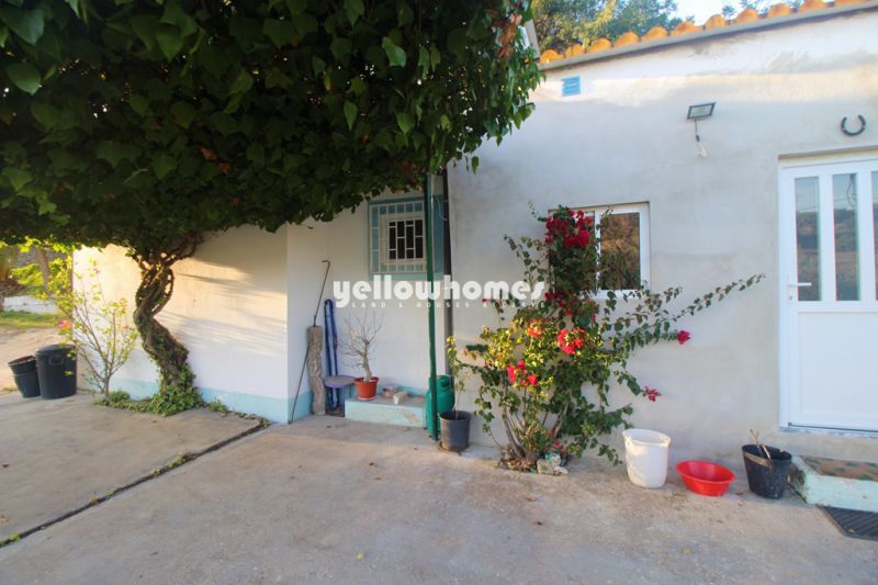Grande terreno com casa parcialmente renovada com vista mar perto de Loule